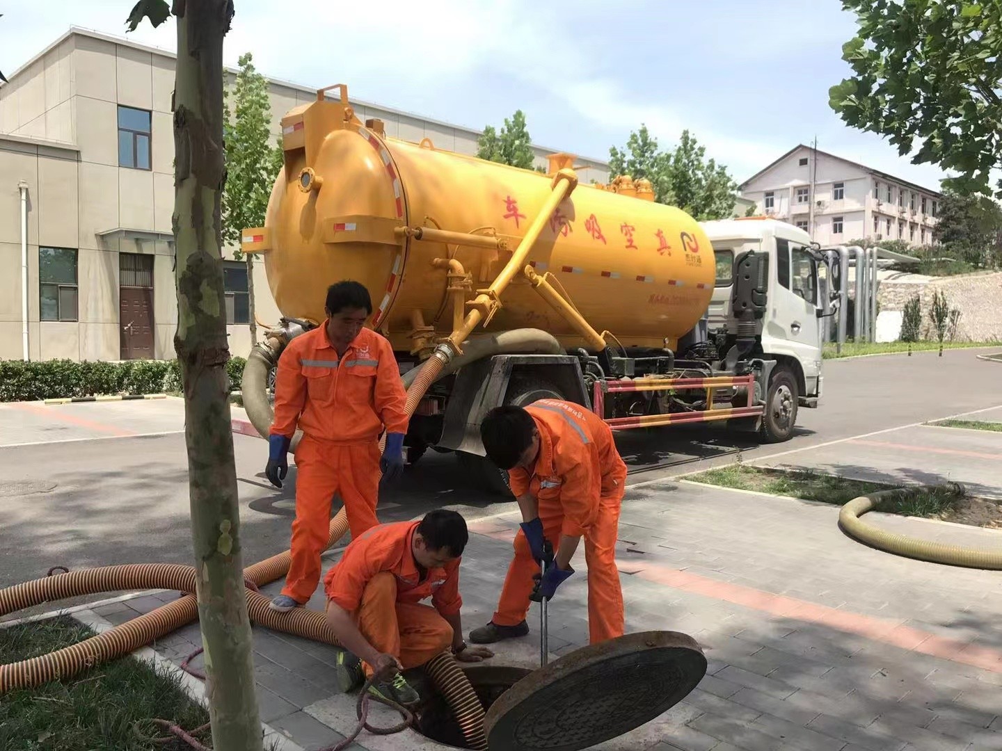 普格管道疏通车停在窨井附近