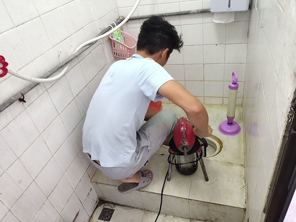 普格肥皂掉到马桶里把马桶堵住了怎么办？马桶堵住了怎么办