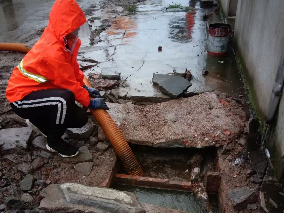 普格专业清理污水池 炜誉市政以规范流程守护城市 “肠道”